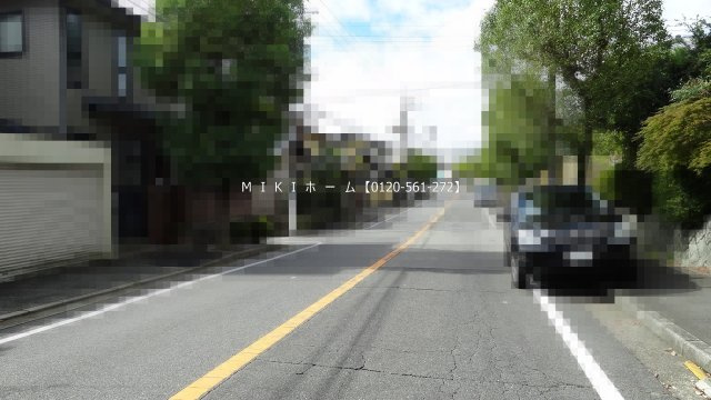 箕面市粟生外院3丁目　中古戸建の前面道路含む現地写真