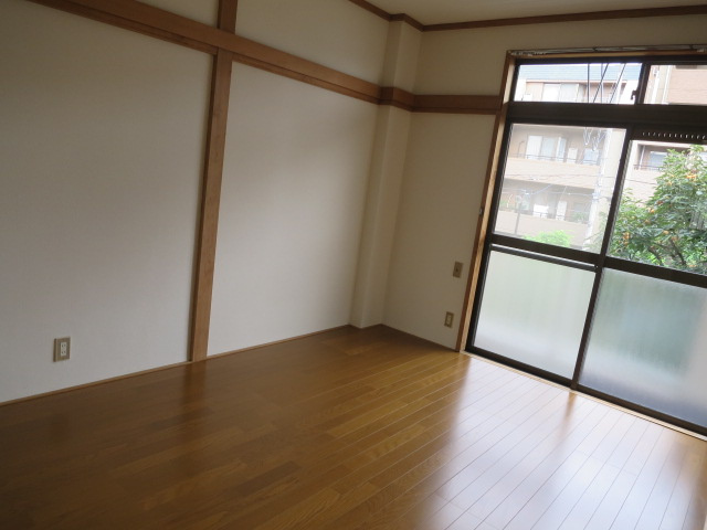 明治コーポの洋室