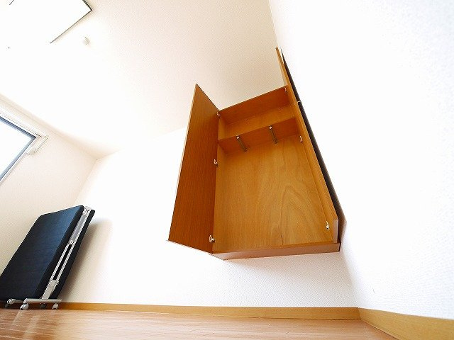 コーポ諏訪柳町の収納|ハンガーパイプ付きの収納です