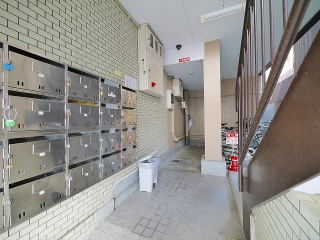 コーポ諏訪柳町のエントランス|集合ポストのある共用通路