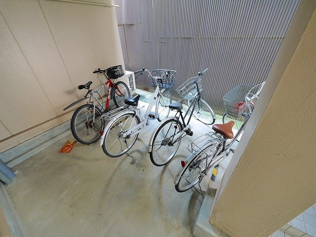 コーポ諏訪柳町のその他共用部分|自転車を置いていただけるスペースです