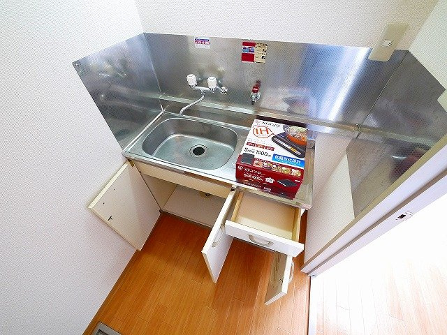 コーポ諏訪柳町のキッチン|コンパクトなキッチンで掃除もラクラク