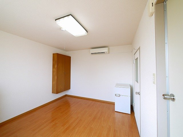 コーポ諏訪柳町の洋室|明るい洋室です。