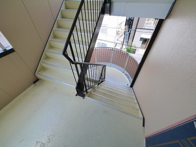 コーポ諏訪柳町のその他共用部分|キレイな共用廊下です。