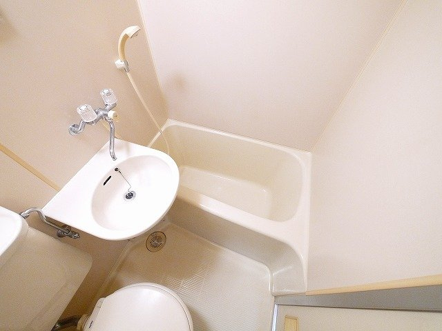 コーポ諏訪柳町の浴室|キレイな共用部分です。