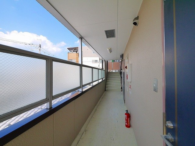 コーポ諏訪柳町のその他共用部分|キレイな共用廊下です。