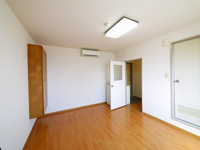 コーポ諏訪柳町の居間・リビング|明るい洋室です。