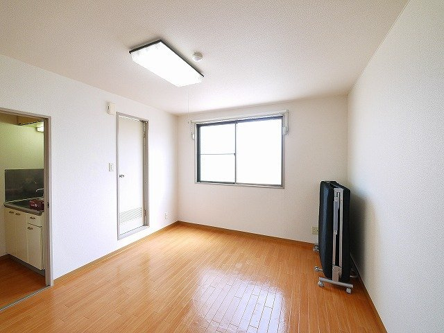 コーポ諏訪柳町の寝室|明るい洋室です。