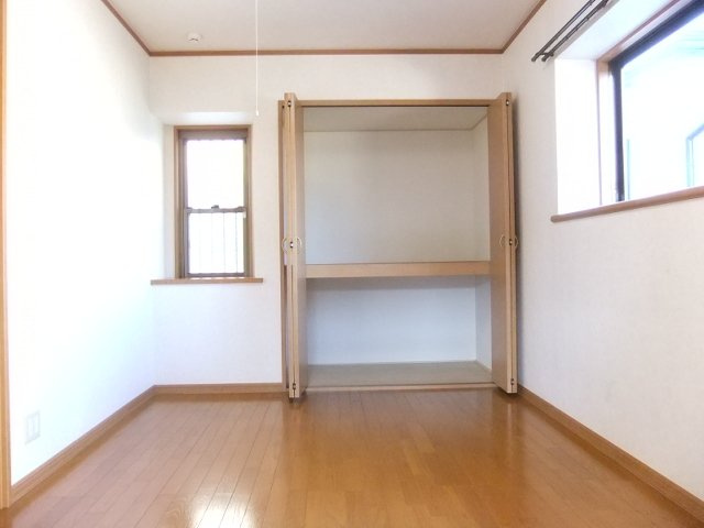 カーサ・OGIの洋室|収納豊富です。