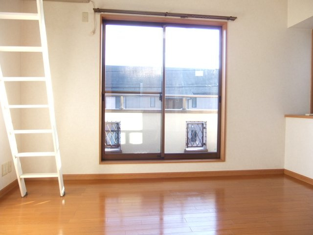 カーサ・OGIの洋室|南側洋室6帖、大変明るいお部屋です。