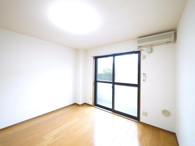 グリーンヒルズ・Fの寝室|広くて明るい寝室