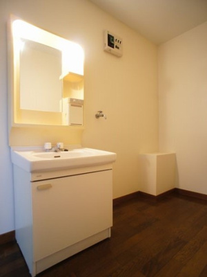 【洗面所】 | グリーンガーデンNo.6 | 洗面化粧台、室内洗濯機置き場です。