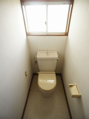 【トイレ】 | グリーンガーデンNo.6 | 換気できる窓付きです。