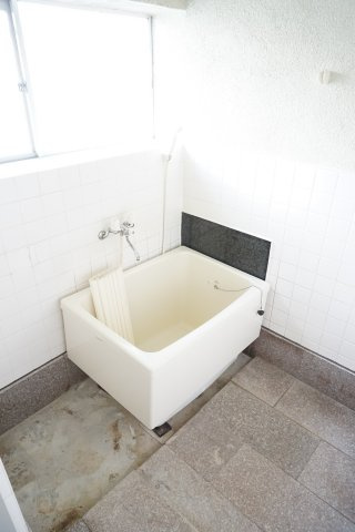 【浴室】 | ＬハウスⅡ | 広々とした浴室は窓もあるので換気十分