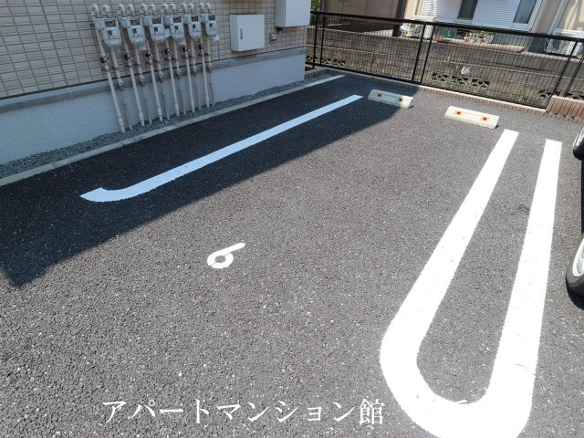 グラシューズの駐車場
