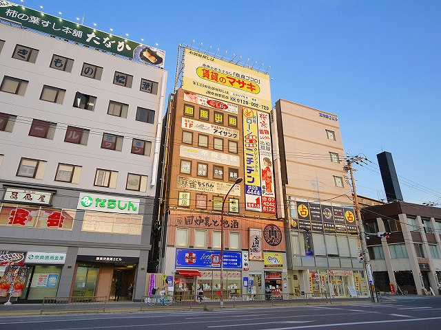 正木ビルの外観|JR奈良駅東側目の前の目立つテナントビル。