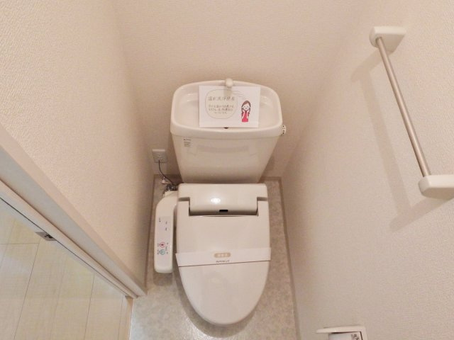 ESTRONDEのトイレ|シャワー付温便座！