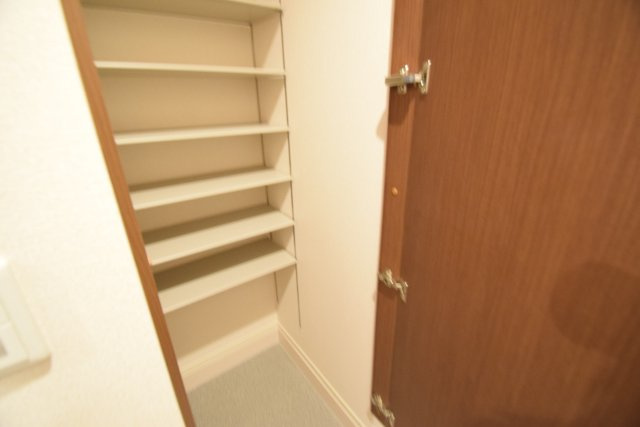 リヴェールＢの玄関|下駄箱に姿鏡付き