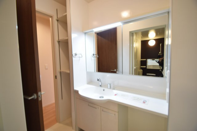 リヴェールＢの洗面所|大きい鏡付きシャンプードレッサー