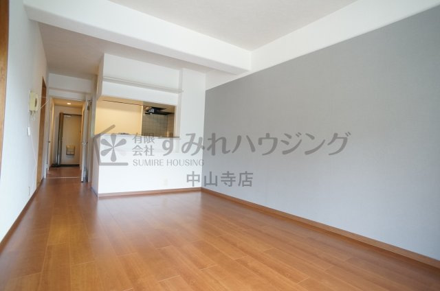 ラヴェニール宝塚中山台ドゥジェームの居間・リビング