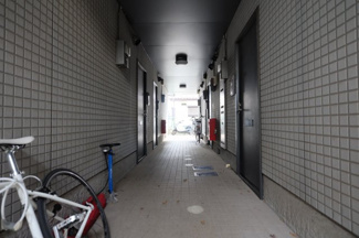 【エントランス】 | シャーメゾン穴川 | 中廊下式なので雨に濡れることはありません