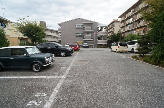 エミグラント野里の駐車場