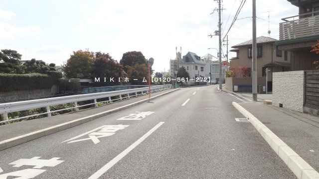 箕面市箕面7丁目　中古一戸建の周辺|箕面駅西側の箕面川沿いの通りです。

大江戸温泉方面などへも続く道路です。