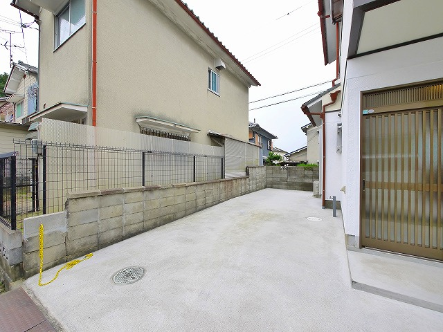 柳本戸建2の駐車場|車をお持ちの方に嬉しい駐車場付きの物件です