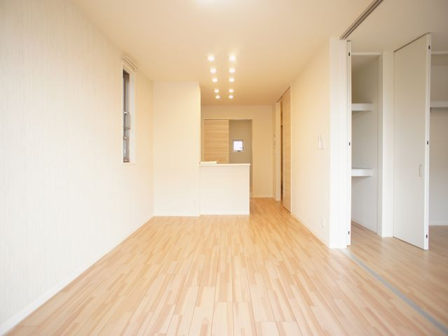 【居間・リビング】 | Stagea(ステージア）1 | 照明器具とオシャレなダウンライトが付いています♪