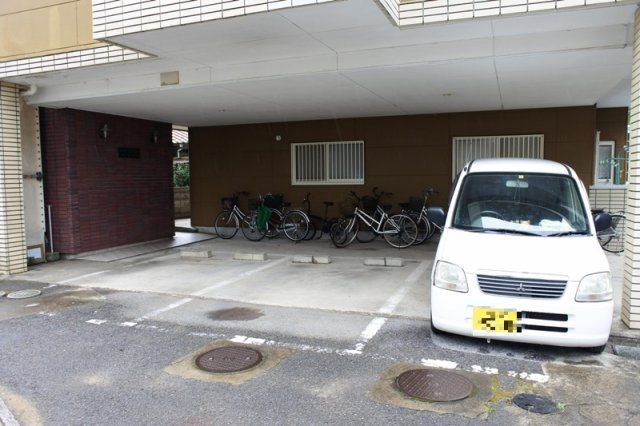 セントラルメゾン茂原の駐車場