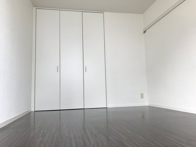 ポートアベニューの洋室