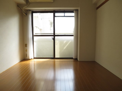 【洋室】 | サンコートセリザワ | 個人の部屋や寝室として使える洋室です