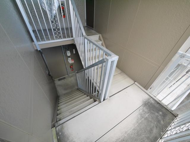 コーポ宝来Ⅱ（宝来）のその他共用部分|落ち着いた雰囲気の共用階段です