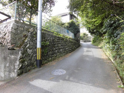 【前面道路含む現地写真】 | 大津市木戸１６９３－６　ログハウス調平屋