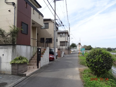 【前面道路含む現地写真】 | さいたま市緑区宮本1丁目　リフォーム済オール電化中古住宅 | 「さいたま市緑区宮本1丁目　リフォーム済オール電化中古住宅」のここがイチオシ！掃除がラクラクなIHクッキングヒーターならお料理も楽しめます。