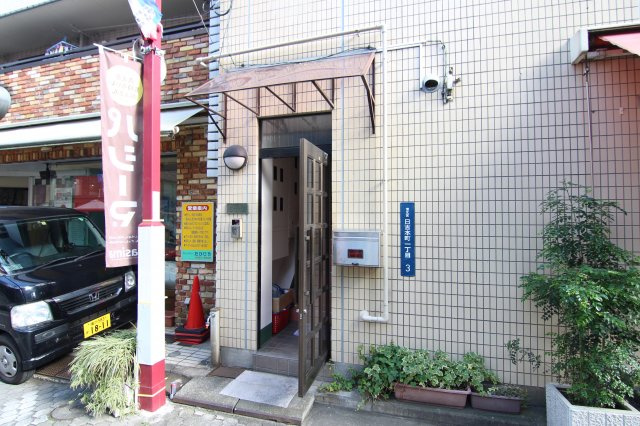 力亭ビルのエントランス