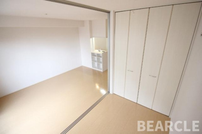 【寝室】 | メゾンかやの | 広くて明るい寝室