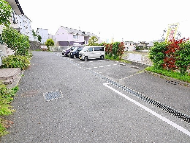 六条ガーデンハイツの駐車場