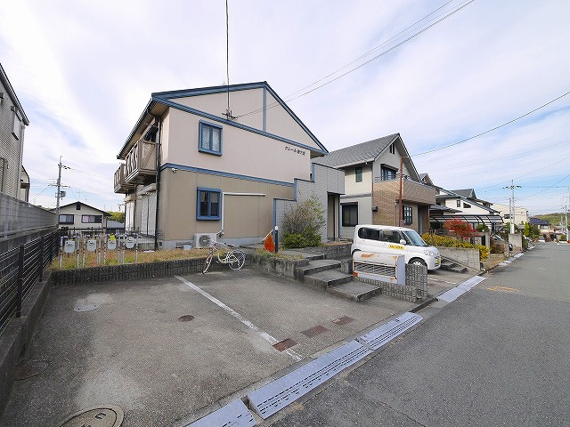 クレール桜ヶ丘の駐車場