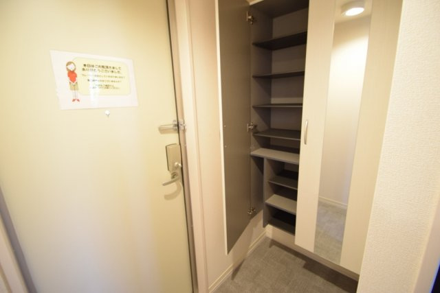 ミーツⅡの玄関|鏡付き下駄箱