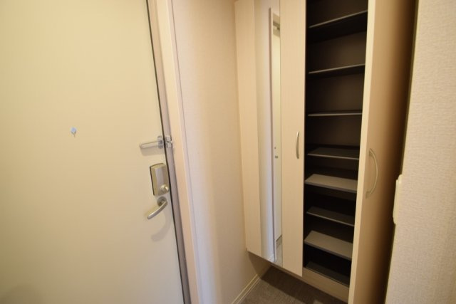 ミーツⅡの玄関|鏡付き下駄箱