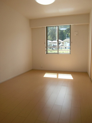 【洋室】 | メルシーガーデン坂本
