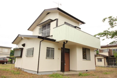 【外観】 | 林に囲まれ緑豊かな住宅地でミニマムな生活を | 東南角地に佇む白い外観　外壁塗装済