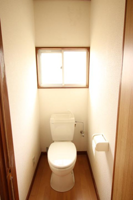 【トイレ】 | 林に囲まれ緑豊かな住宅地でミニマムな生活を | 窓付きの明るいトイレ　便器新品に交換
