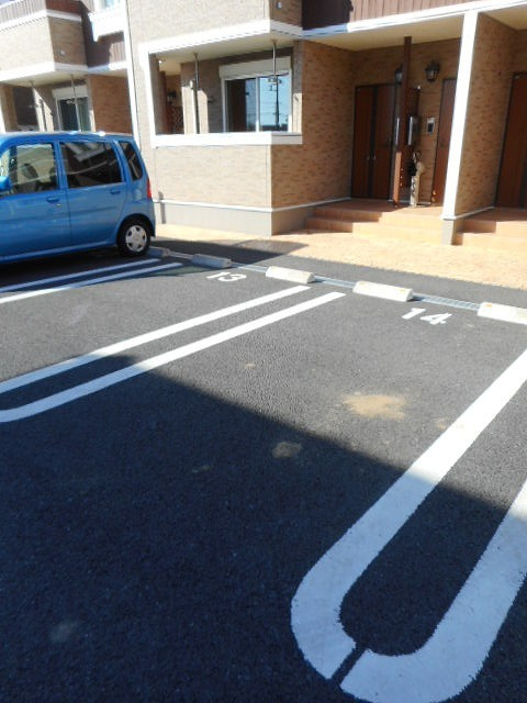 クラベール弐番館の駐車場