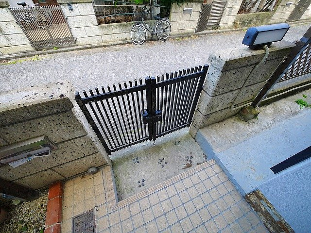 浦詰一戸建のエントランス|玄関ポーチ部分