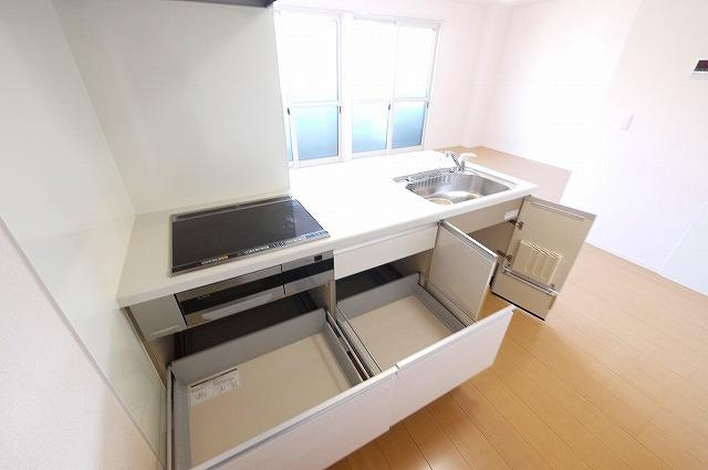 ガーデンヒルのキッチン|コンパクトなキッチンで掃除もラクラク