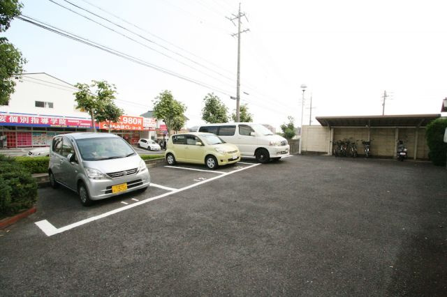 清城コーポラスの駐車場