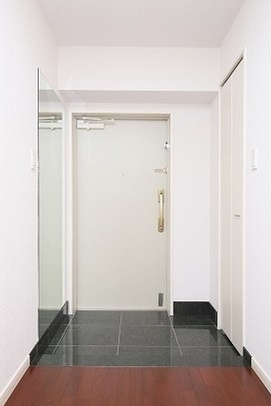 港区三田１丁目の賃貸マンションの玄関