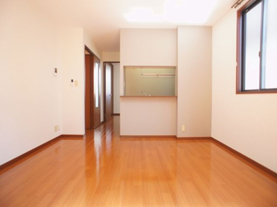 【居間・リビング】 | ヴィヴァーチェＡ | 日当たり良好で明るく、落ち着いた居心地の良いＬＤＫです♪